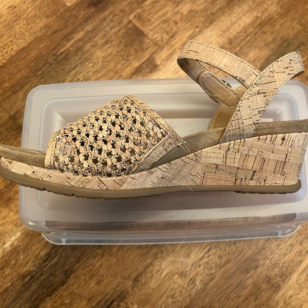 BareTraps Beige Woven Sandals - Picture 5 of 7